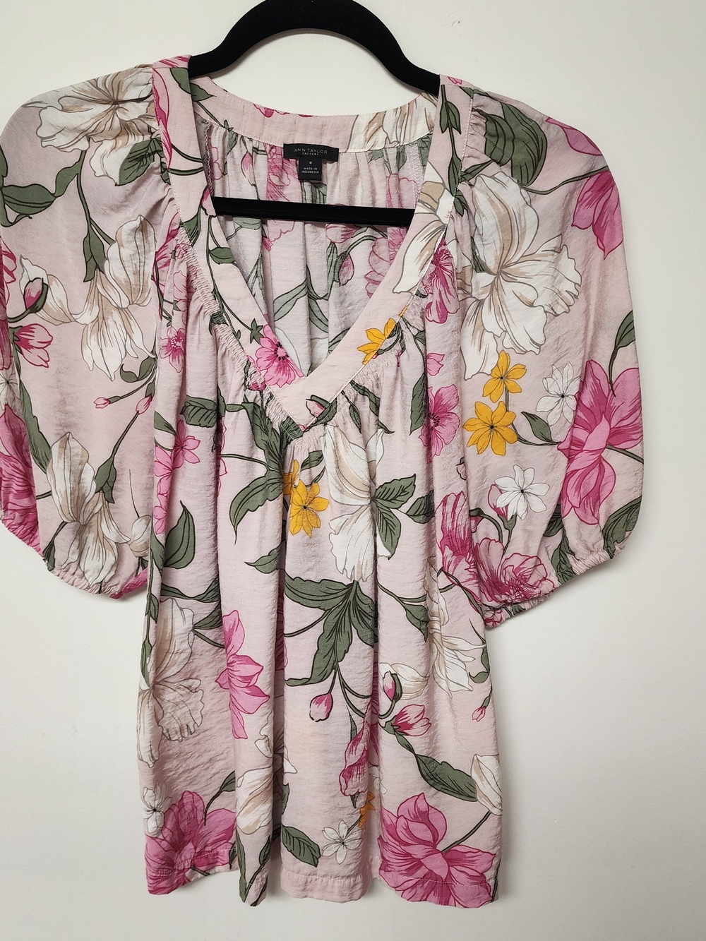 Ann Taylor Pink Floral V-Neck Puff Sleeve Blouse
